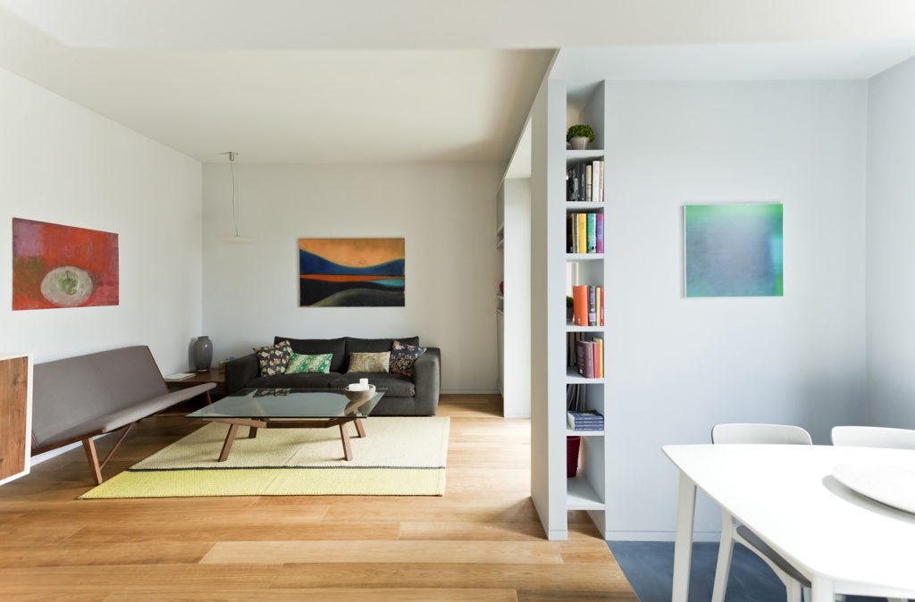 Flat in Milan - AcabadoMATE - Open and modern living and dining room with vibrant decoration