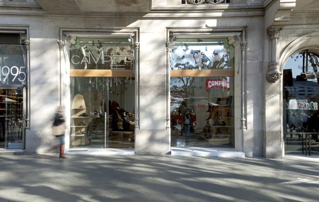 Camper Store in Barcelona - EMBT Architects - View from the front-side of the entrance of a shoe store
