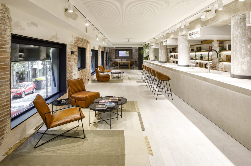 Cosentino City Barcelona - Cosentino Group | Las 5 Glorias - Bright interior with a very long bar counter