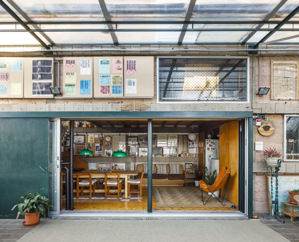 House/Studio in Mas-Ram (Barcelona) - Soldevila Arquitectes - Open door revealing an eccentric interior