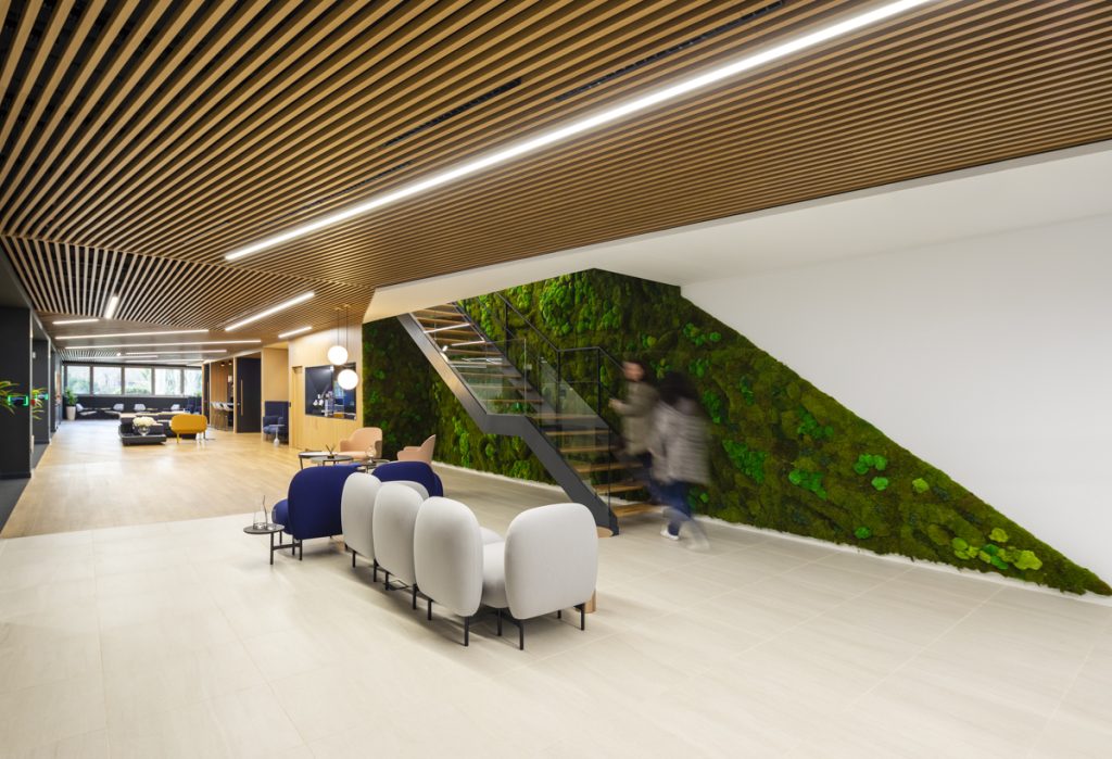 Barcelona Scientifics Offices in Madrid - Unispace - Modern space made of wood and natural walls