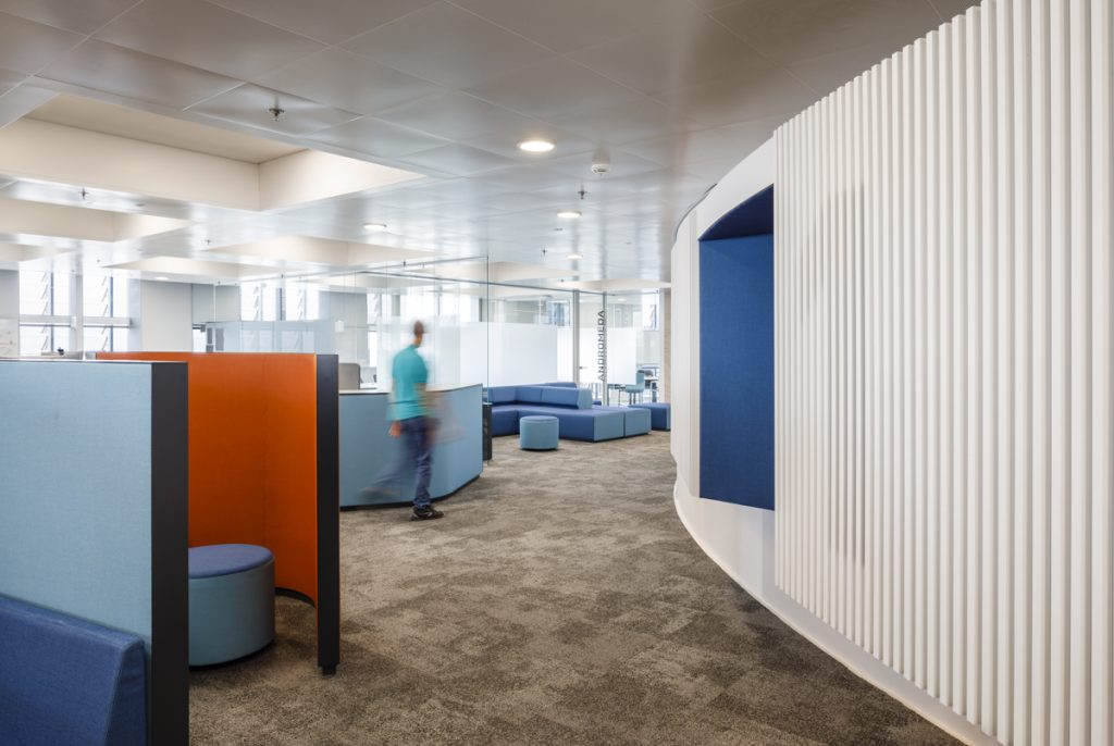 Dynatrace Lab Barcelona Office - Planet Architects - Person in motion in an modern office room