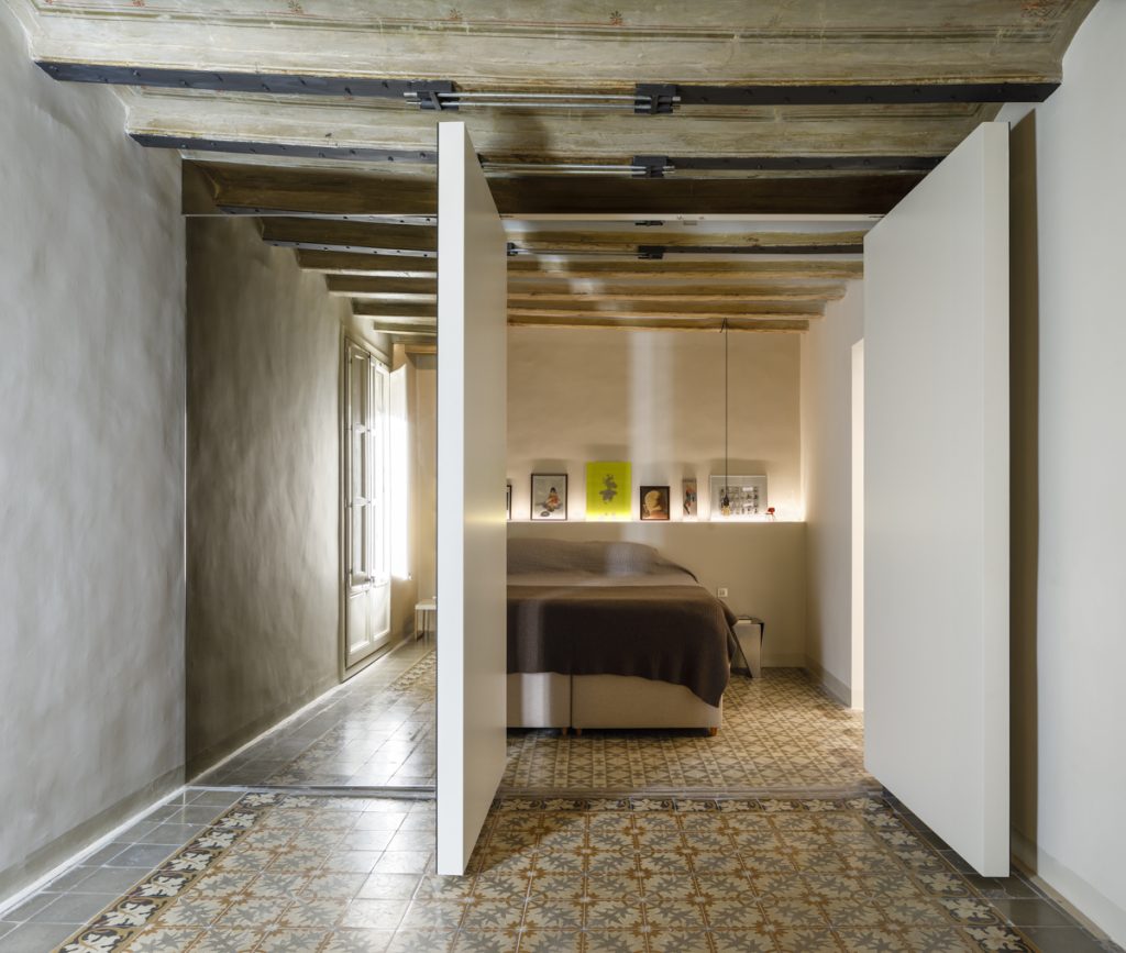 Apartment in Raval - Vaimberg Salvadó - Two doors open to a room