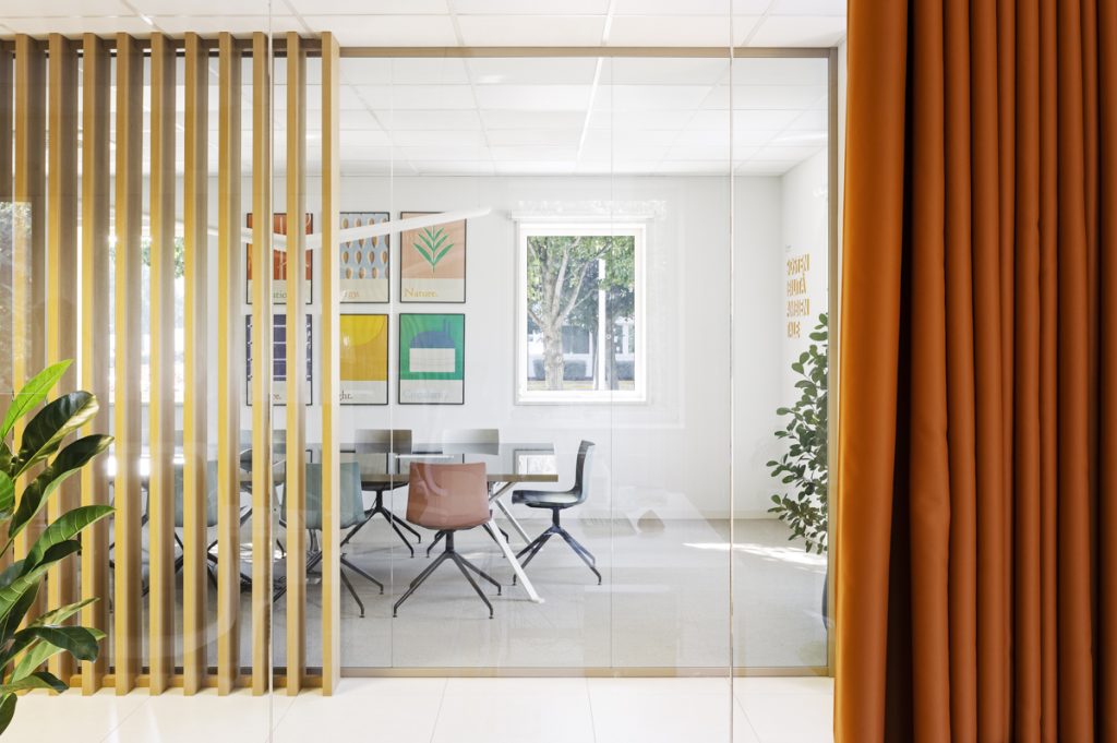 LT Enerray Offices - AcabadoMate - Glass overlooking a table