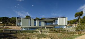 Happy House in Aiguablava, Giron - Sala Ferusic Architects - Full exterior view of front house