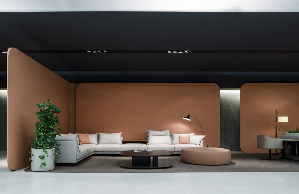 Showroom Jóquer - Mario Ruiz - Gray modern sofa with surrounded by orange walls