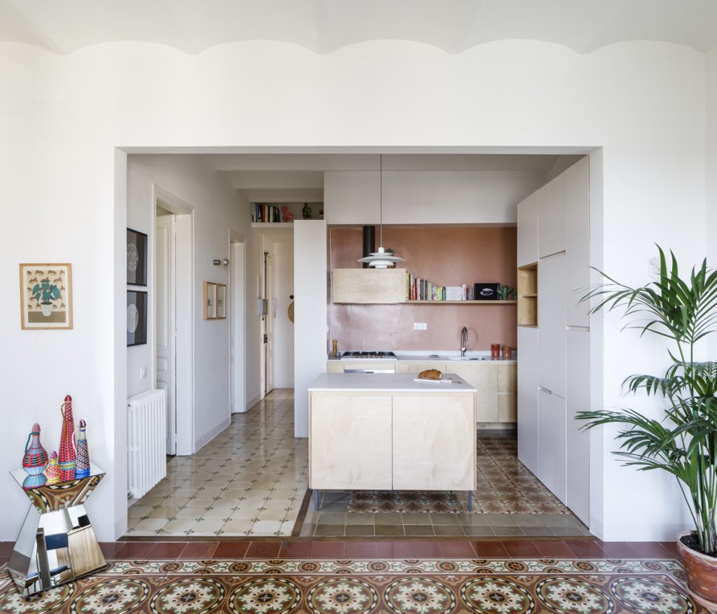 Farnes - AcabadoMate - Rectangular arch opens to a modern kitchen