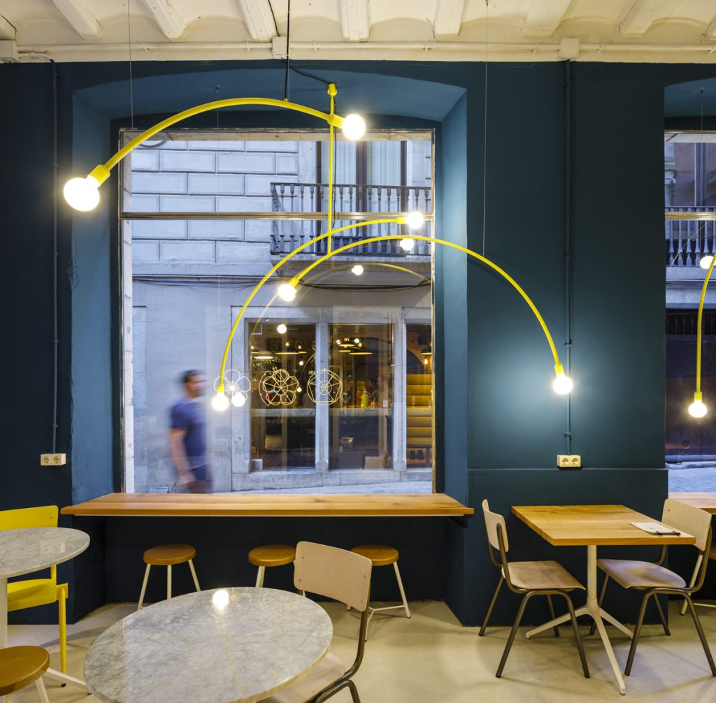 Buttercup Cafè Girona - Jordi Ginabreda, Anna Sabrià, Gerard Formentí - Modern blue and yellow interior of a cafe