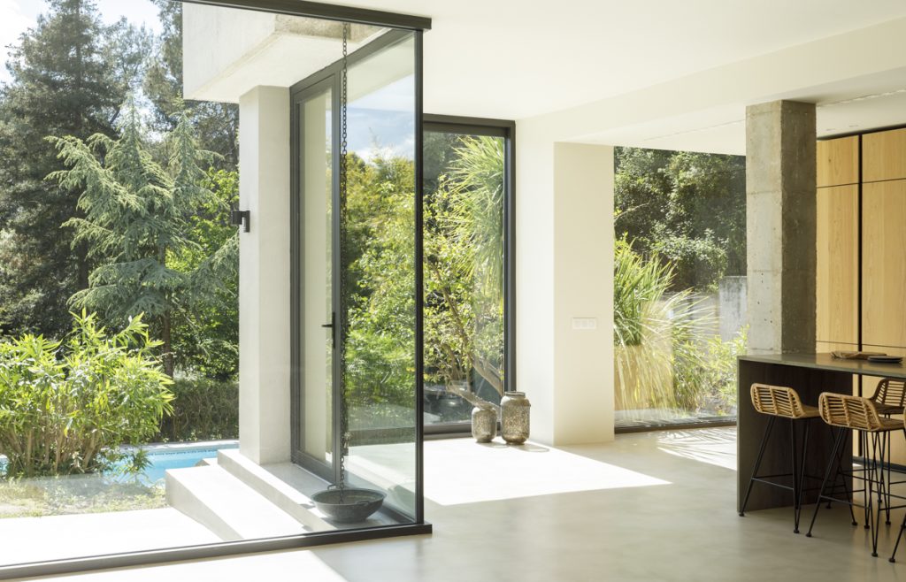 House in Barcelona - Lucía Olano - Windows with views to the outside and the pool and trees