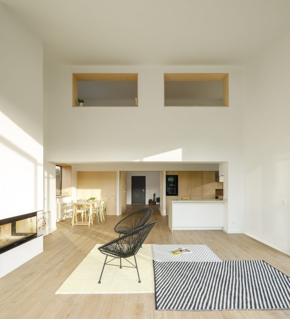 House in Sant Cugat - Mambo Estudi - Modern chairs with innovative designs bathed in natural light