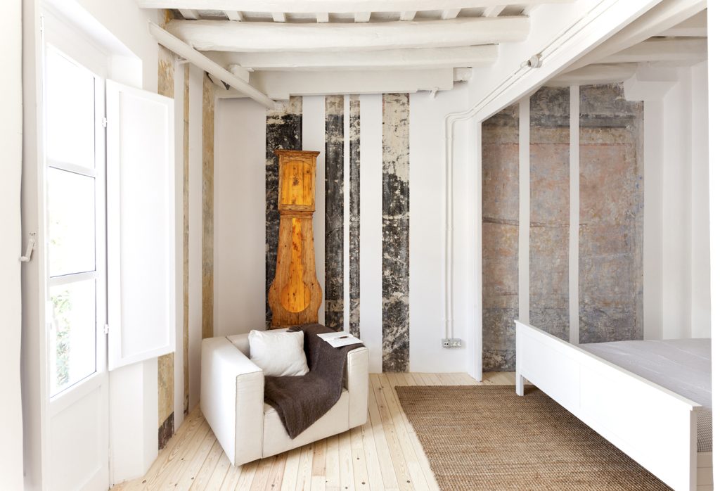 8 flats Renovation in Barcelona - EMBT Miralles Tagliabue - Room with natural light and white walls, with rustic and modern touches