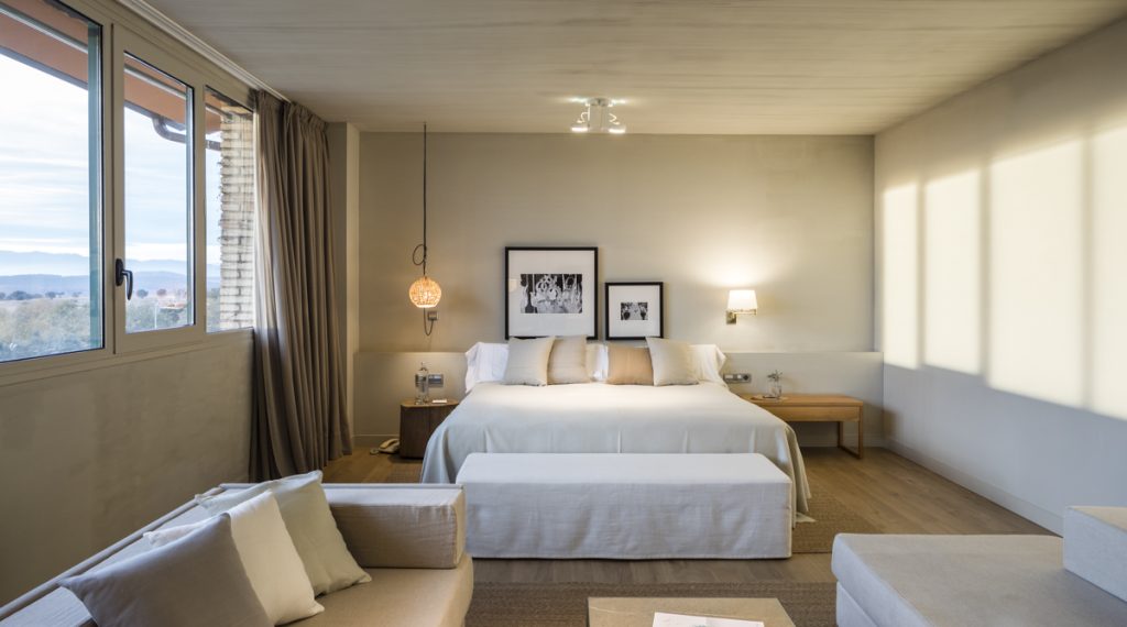 Hotel Peralada - Tarruella Trenchs Studio - Modern hotel room with brown tones