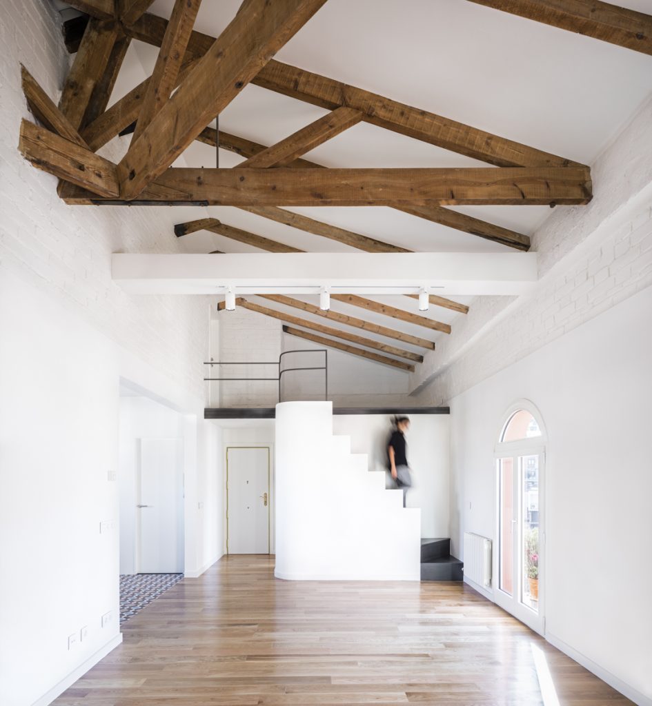Amilcar Flat - AcabadoMate - Person goes down stairs in a large, empty apartment