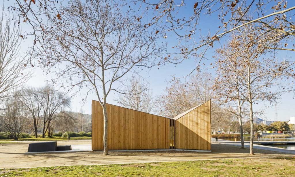 Aula K - BCQ Arquitectura - Building with geometric wooden design
