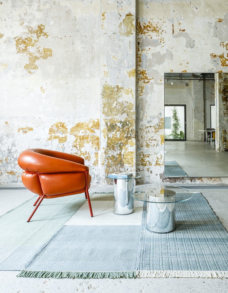 Catalogue BD Barcelona 2018 - BD Barcelona - Orange armchair next to two glass tables
