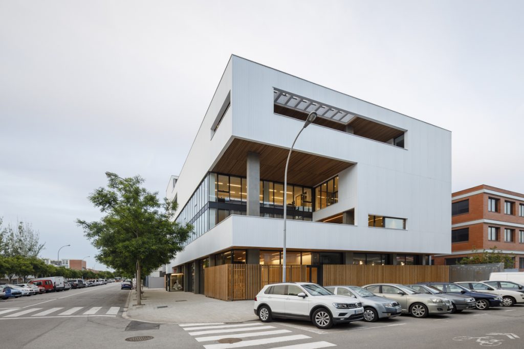 Civic Center Palmira Domènech - Carlos Llinás (AMB) - Large modern building with facades with geometric designs