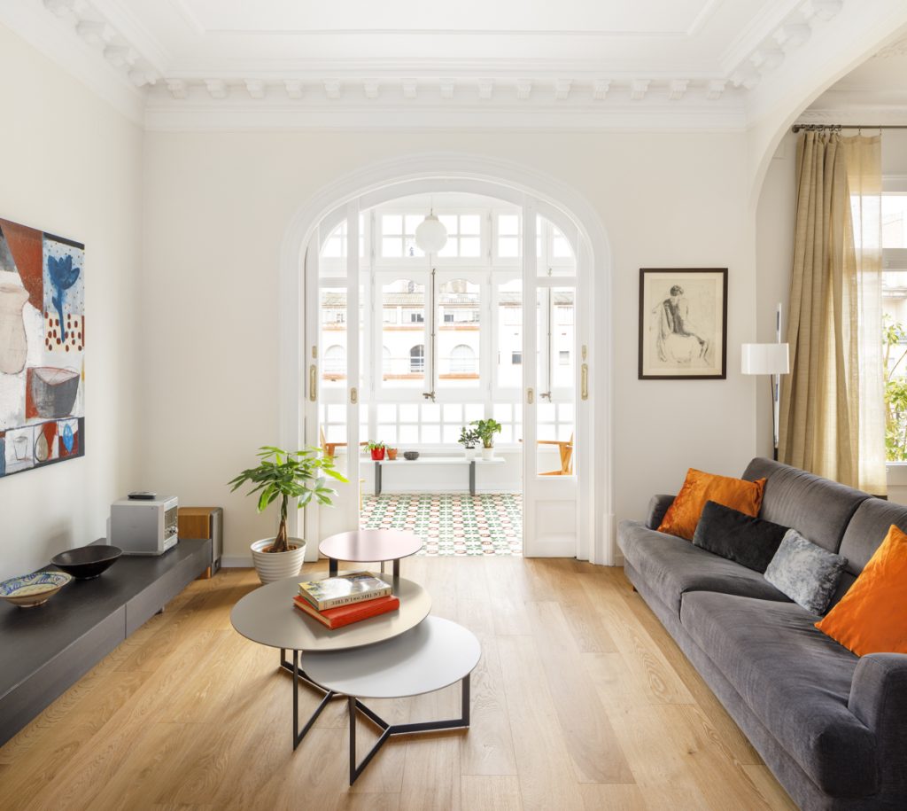 Consell de Cent Flat - Sezam - The interior design of an apartment stands out for its avant-garde and colorful design