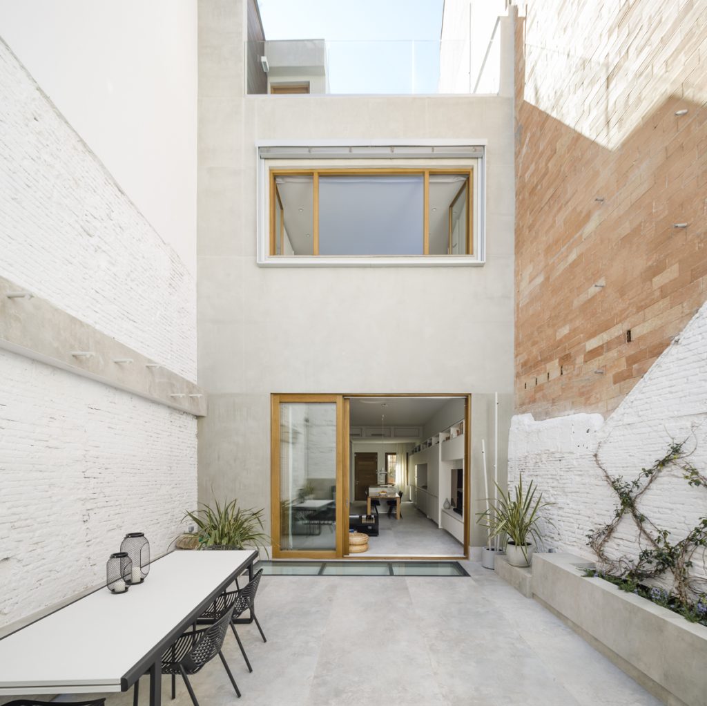 Detached House in Sarrià - Matic Garau - Indoor yard with a modern table