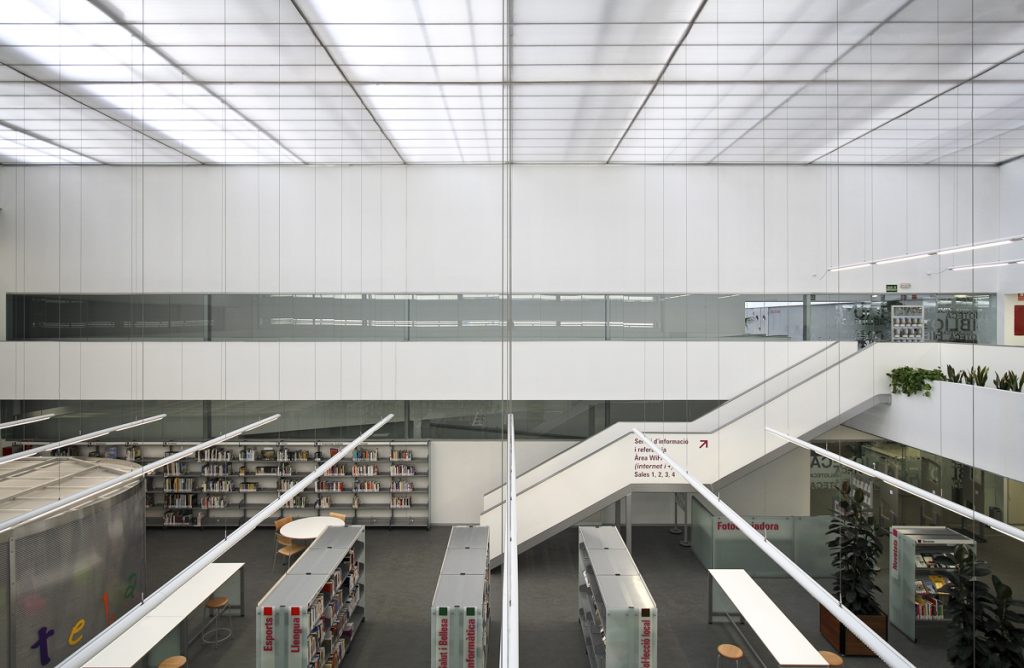 La Mina Library, Barcelona - Soldevila Soldevila Soldevila, Enric Miralles i Carme Pinós - Modern library, organized bookshelves, and a central staircase