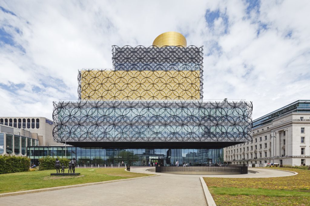 Birmingham Library - Mecanoo - Stylish and modern building under a cloudy sky