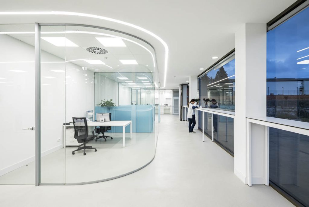 Corus Dental Laboratories in Sant Cugat - D’Aura - A person studies leaning against a table juxtaposed to a large window