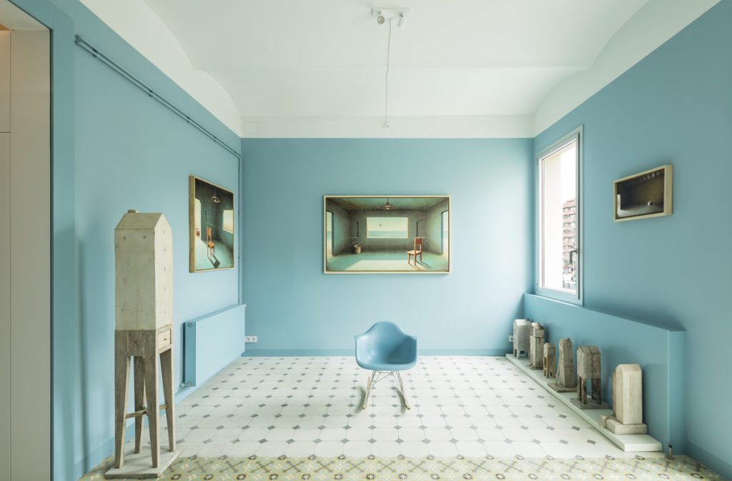 Glories Flat - Sandy Brunner Architecture - Room with realistic paintings on each wall