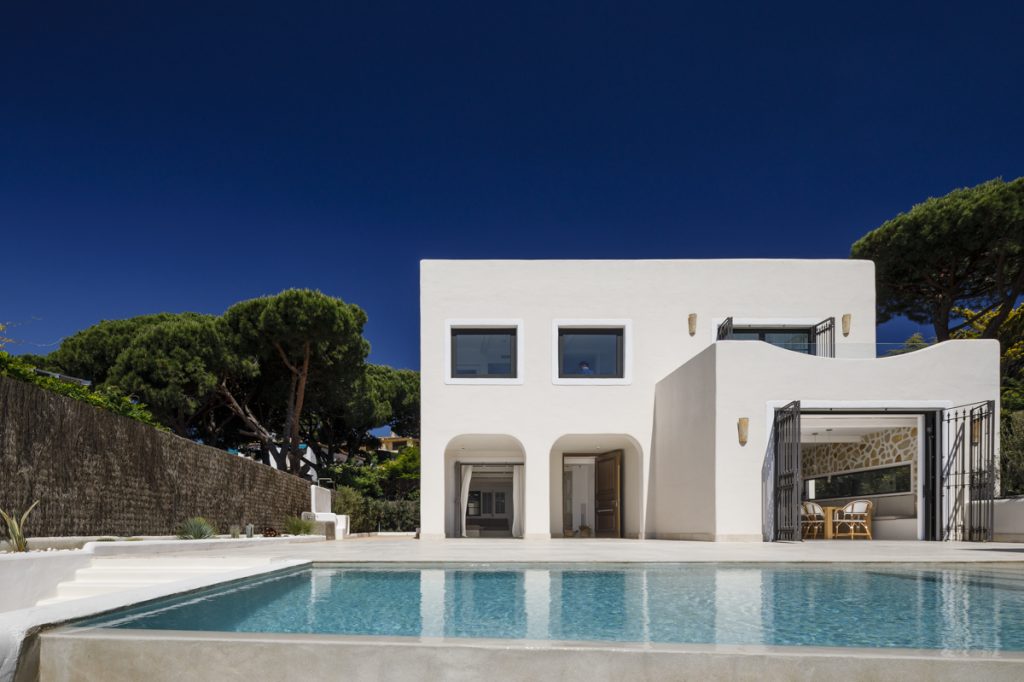 S’Agaró House - Vaimberg Salvadó - Greek style white house with crystal clear pool