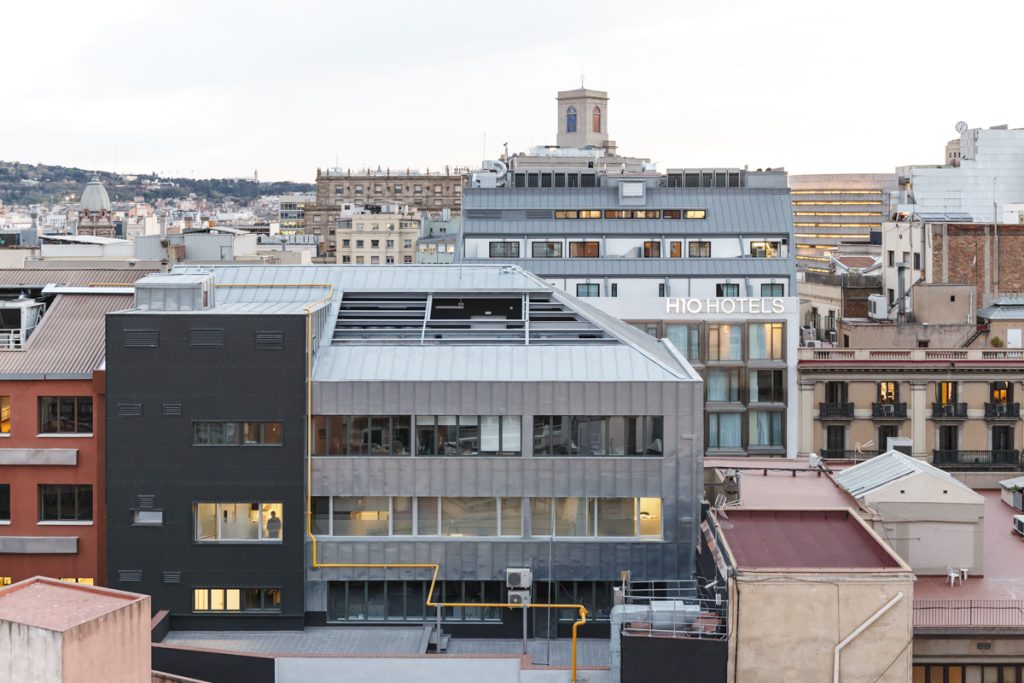 Sindicatura de Comptes - ONL arquitectura - Cityscape with residential buildings in the background and a large modern hotel in the foreground