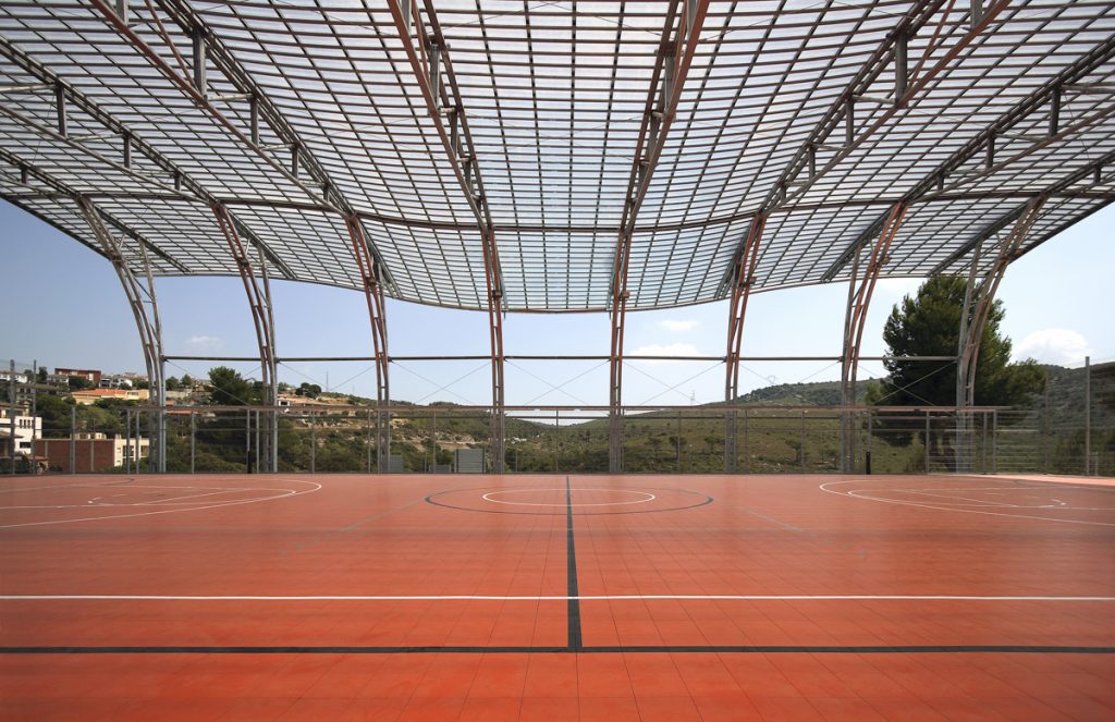 Sports Pavilion - Soldevila Soldevila Soldevila - Ground level view of a soccer field in a natural environment
